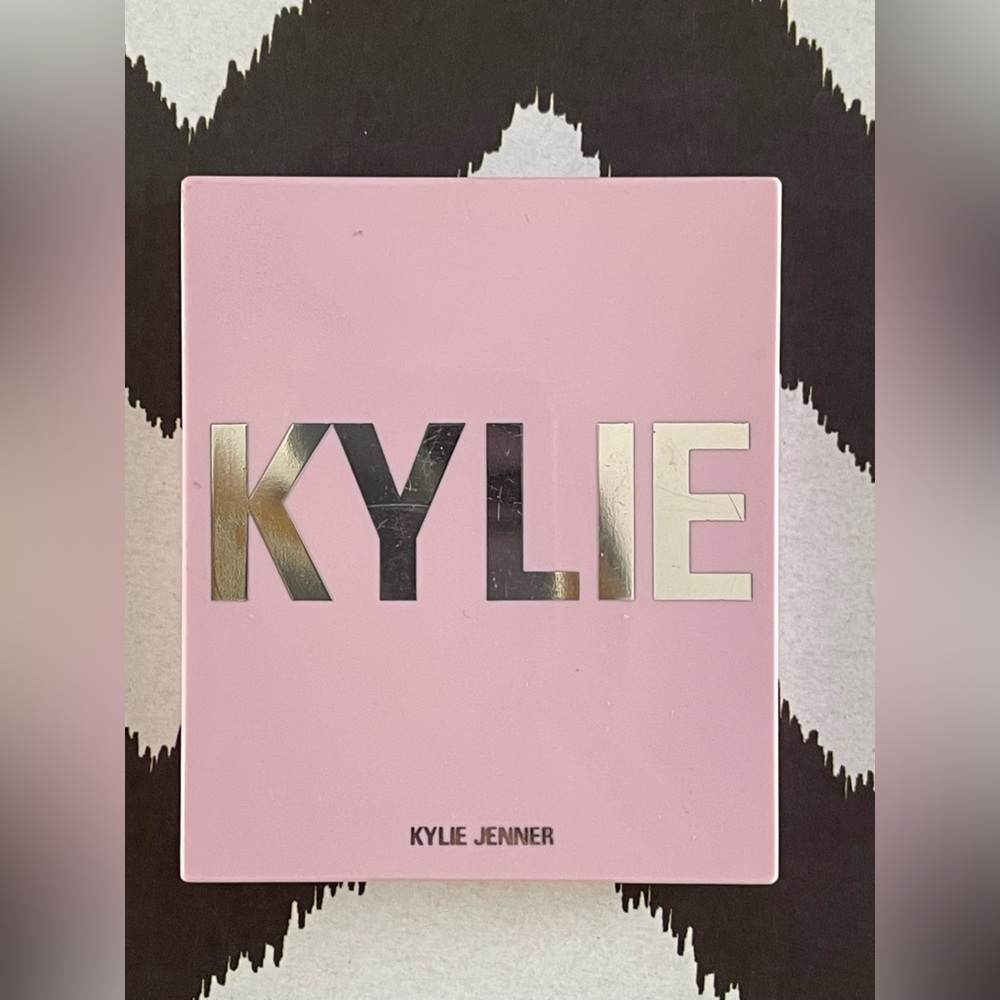 Kylie Cosmetics Ice Me Out Illuminating Powder - Picture 2 of 4